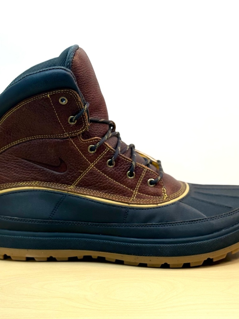 Nike ACG Woodside II Dark Gold Leaf. Men’s Brown & Black Duck Boot. NEW